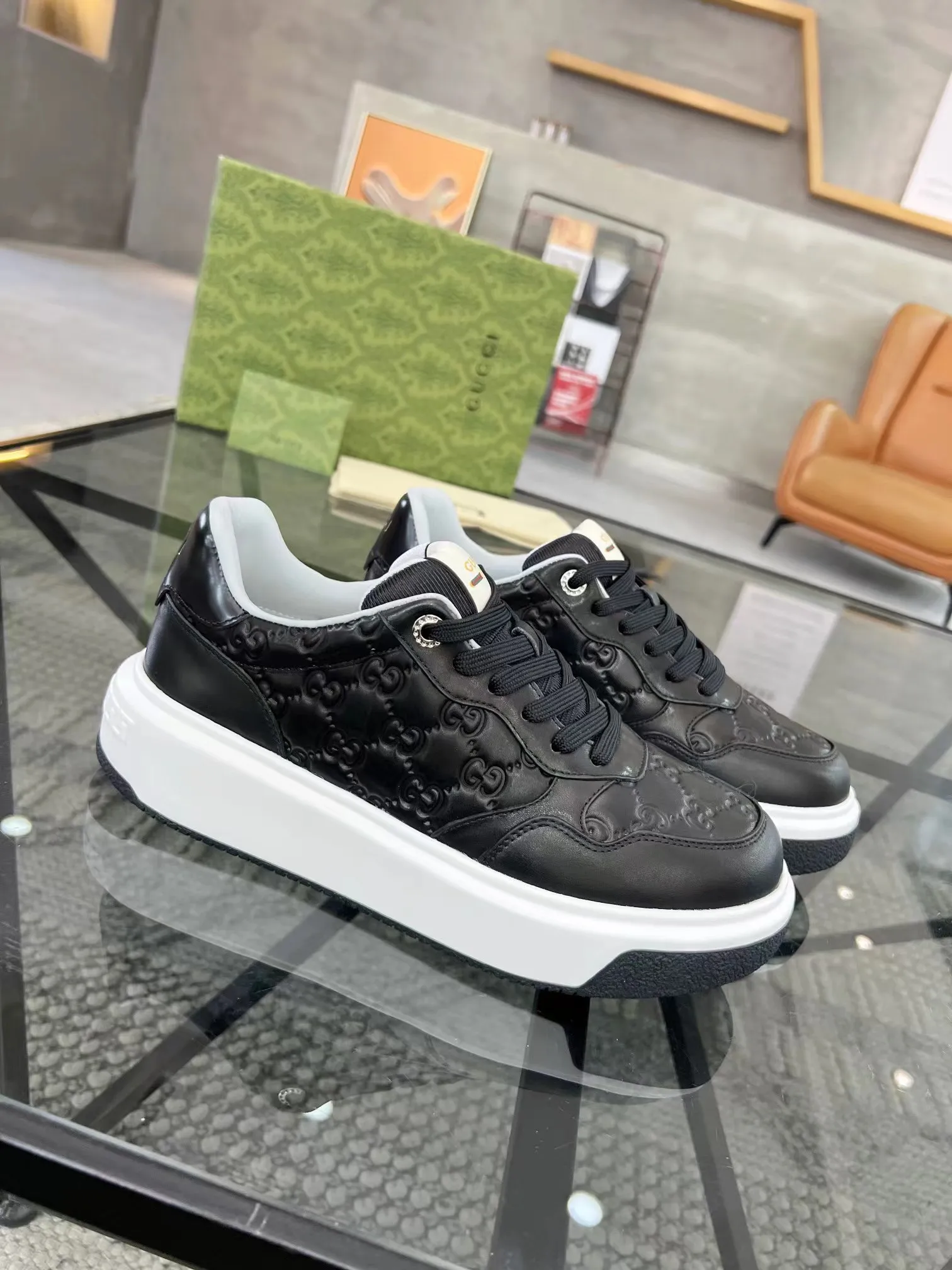 P440 new men's shoes GUCCI [Lightning] latest shoes are shipped. Original quality, fashionable, made of special materials, sheepskin lining, brand new packaging. The foot feels super comfortable and the workmanship is impeccable. Size: Male 38-45.